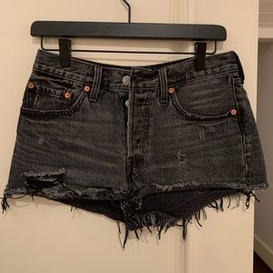 LEVI BLACK DENIM SHORTS